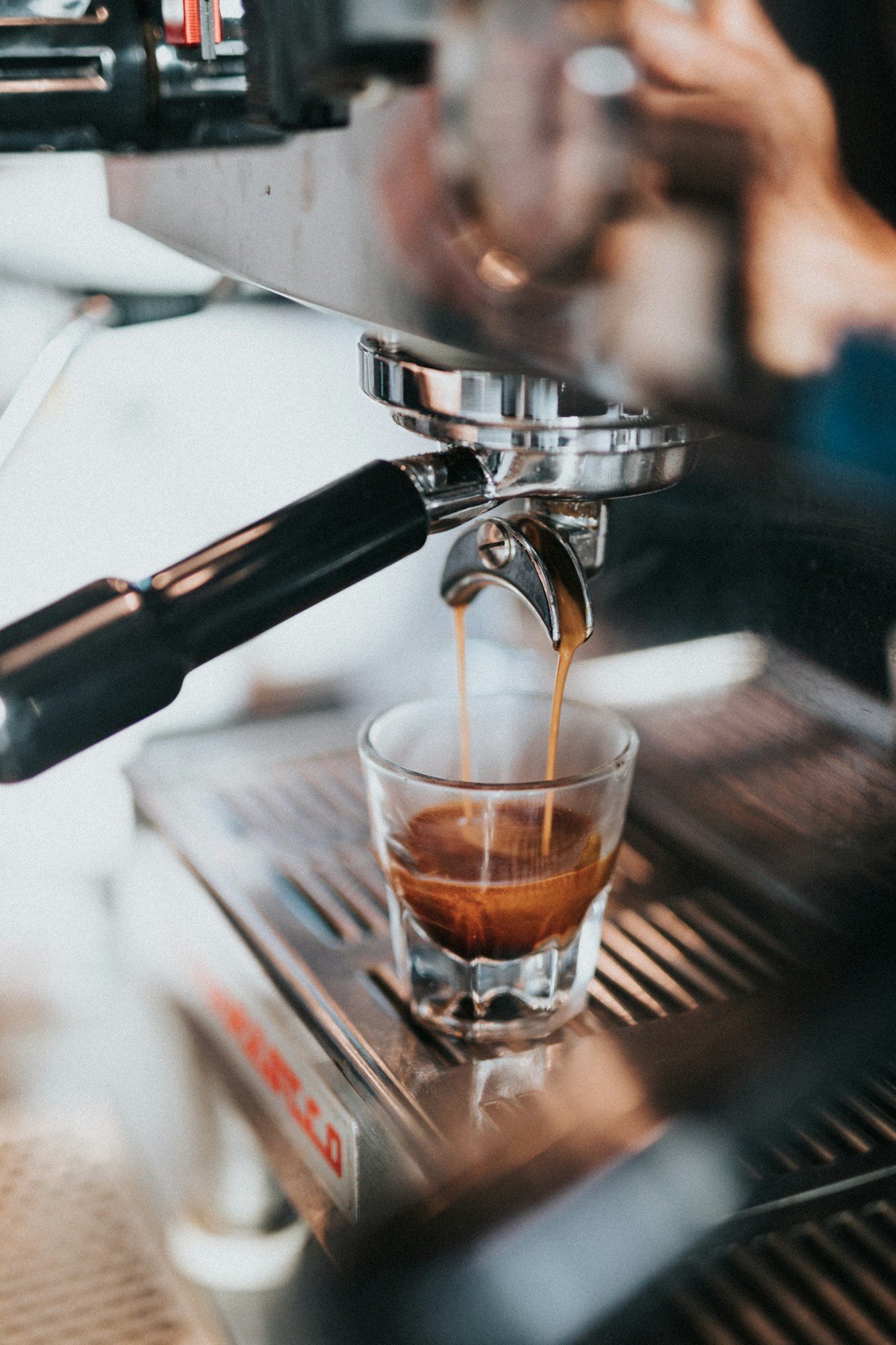 Café preparado en máquina de espresso